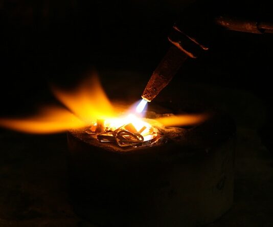 Ile zarabia spawacz w Dubaju?