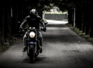Jak wrzucić na luz w motocyklu?