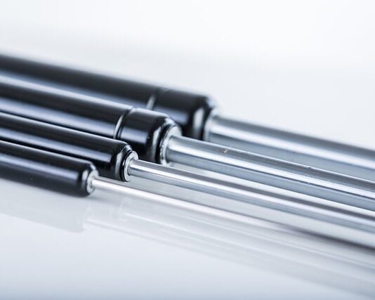 Jak odpowietrzyć siłownik hydrauliczny dwustronny?