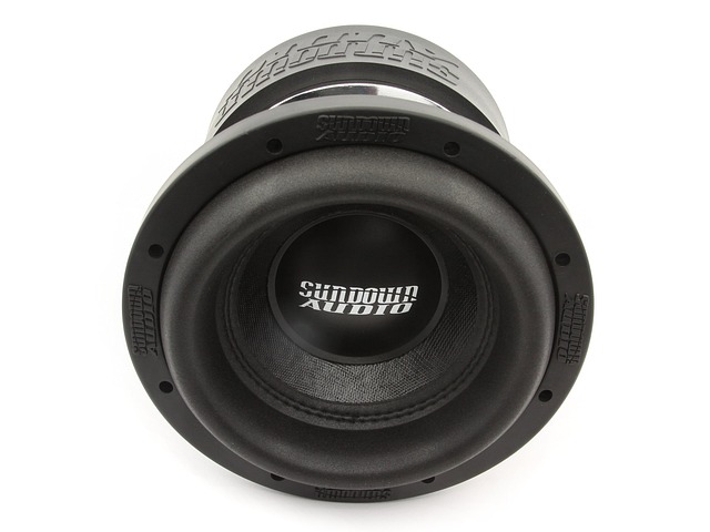 Czy subwoofer musi stać na podłodze? Czy subwoofer musi stać na podłodze?