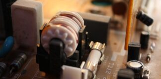 Jaki bezpiecznik na 12V?