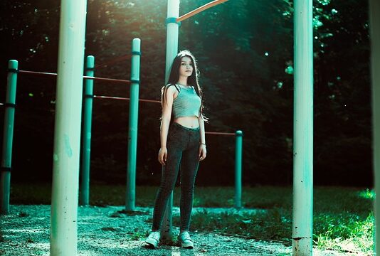 Czy jeansy 100% bawełna się rozciąga?